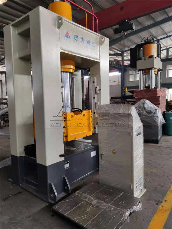 電車擋風(fēng)板成型液壓機